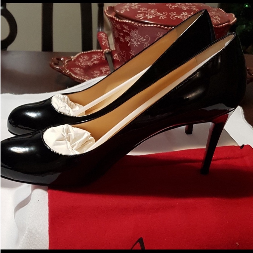 Authentic Louis Vuitton size 10, never used with Box.